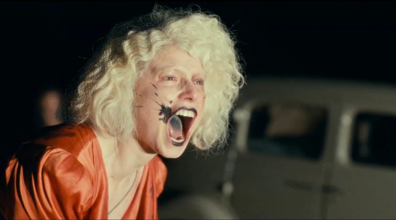 El Ciempiés de Humanes 6×30 «La hija de puta de la novia» El Ciempiés de Humanes 6×30 «La hija de puta de la novia»